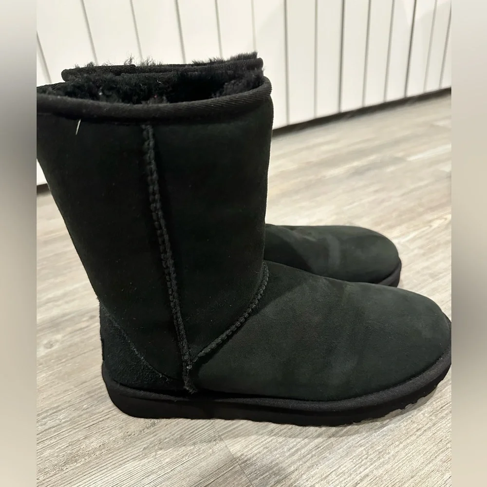 UGG Classic II Short Boot in Black Women’s size 8 - Picture 5 of 8